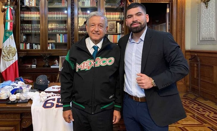 AMLO presume foto con José Urquidy y pronostica campeonato para Astros Houston