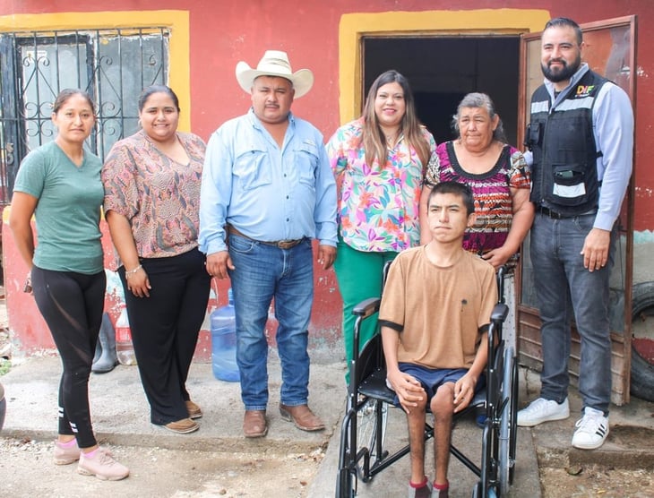 Municipio realiza entrega de sillas de ruedas a familias en Guerrero, Coahuila