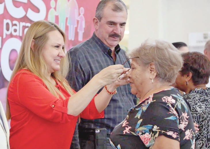 El DIF Coahuila entrega 10 mil pares de lentes para la presbicia