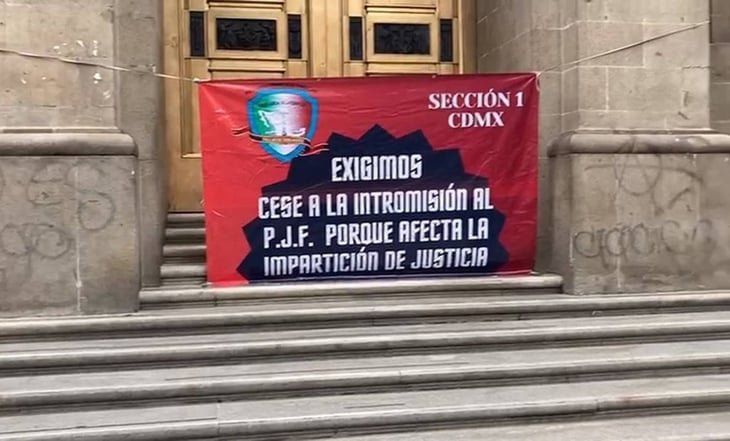 Trabajadores del PJF colocan mantas en la Suprema Corte contra de la desaparición de 13 fideicomisos