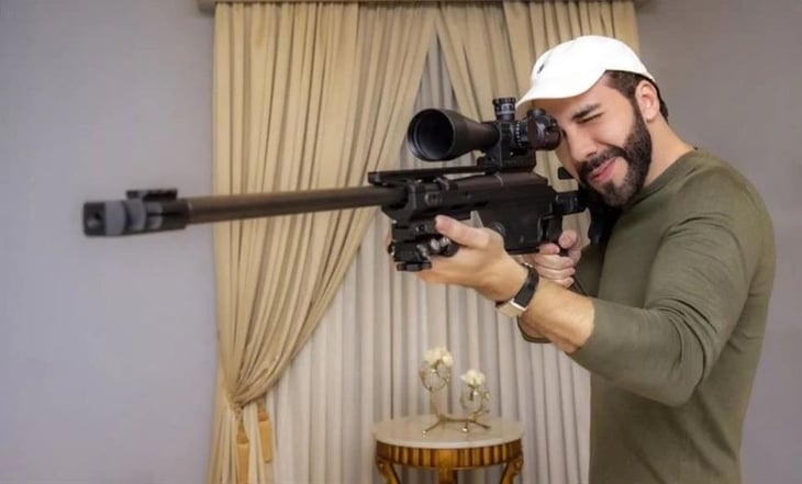 'Ya vino el nuevo armamento...': Nayib Bukele presume en redes sociales con arma larga