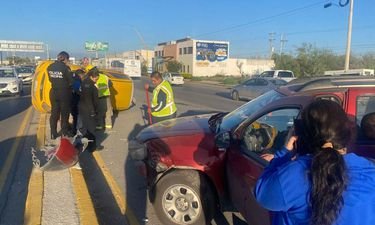 Taxista vuelca sobre la carretera Torreón-Matamoros 