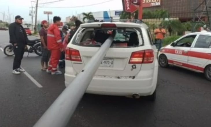 Frente frío número 6: Viento derriba poste y mata a automovilista en Coatzacoalcos