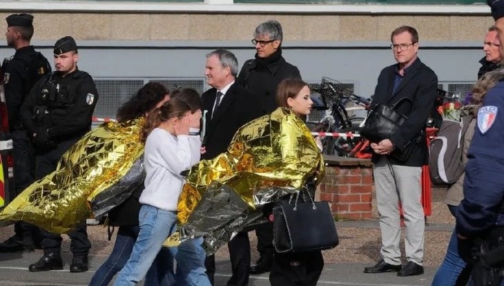 Evacúan escuela por amenaza de bomba en Francia; ahí apuñalaron a un profesor