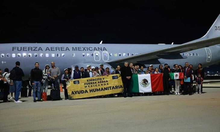 Crónica de la llegada de mexicanos a Santa Lucía desde Israel, entre porras, llanto, abrazos y frío