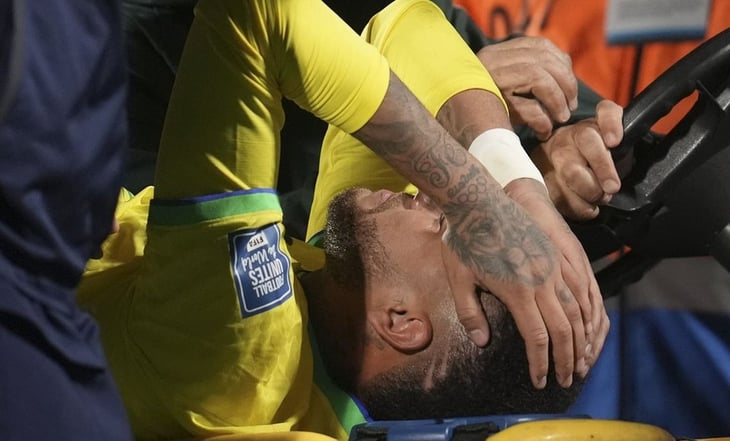 VIDEO: Neymar sufre dolorosa lesión con Brasil, salió llorando de la cancha