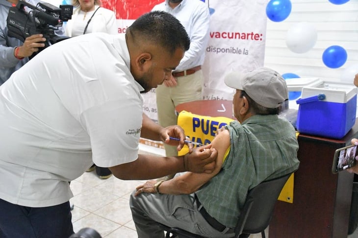 IMSS empieza vacunación de influenza con adultos mayores