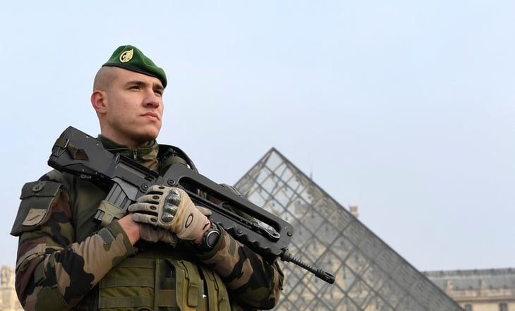 Evacúan aeropuertos en Francia por amenazas de seguridad; Palacio de Versalles es desalojado otra vez