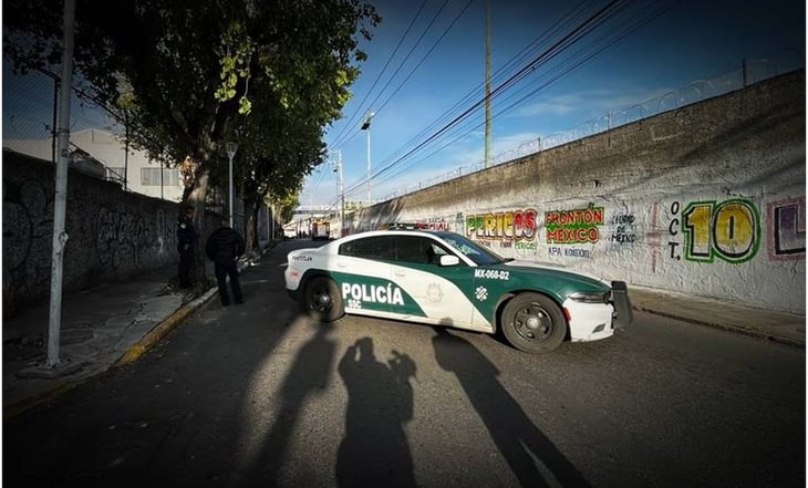 Hallan cuerpo suspendido de puente peatonal en inmediaciones del Metro Pantitlán