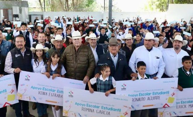 Alcalde José María Fraustro Siller lleva apoyos educativos al sector rural