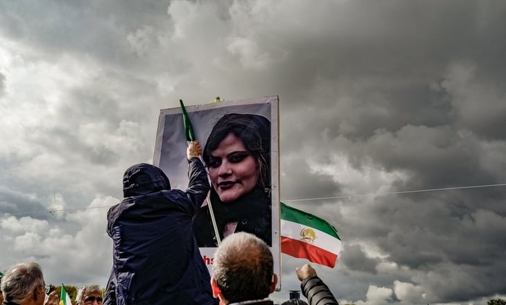 Eurocámara concede premio Sájarov a Mahsa Amini, iraní que murió en detención por no usar velo