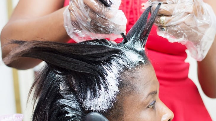 Ante los riesgos para la salud, la FDA propone prohibir el formaldehído en los alisadores de cabello