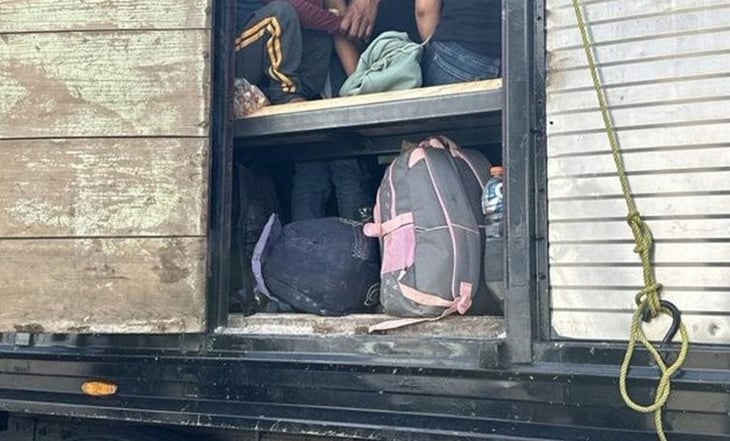 Rescatan a 130 migrantes de Guatemala en persecución de chofer de torton en Veracruz