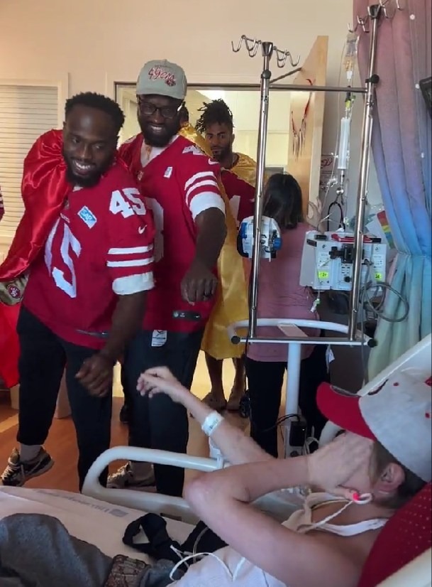 ¡Gran gesto! Jugadores de los 49ers le dan una sorpresa a aficionado que lucha por su vida 