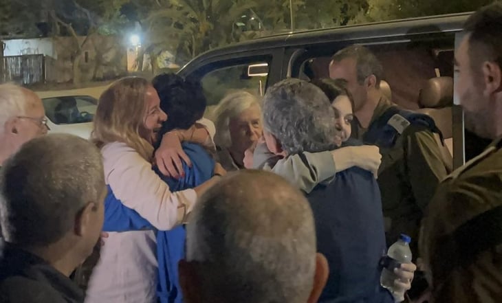 Las rehenes estadounidenses Judith y Natalie Raanan abrazando a sus seres queridos tras ser liberadas
