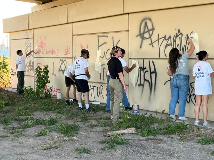Se unen jóvenes para eliminar grafiti en Eagle Pass 