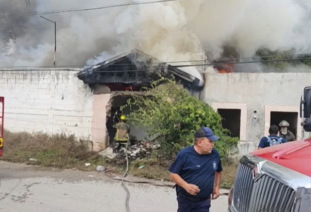 Bomberos atienden incendio en la Villas