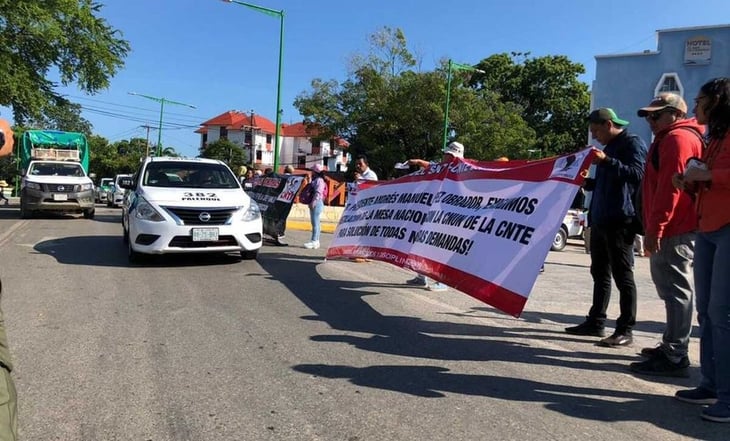 Integrantes de la CNTE se manifiestan previo a reunión de AMLO con Presidentes en Palenque