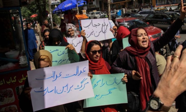 Irán prohíbe trabajar a 12 actrices por aparecer en público sin velo