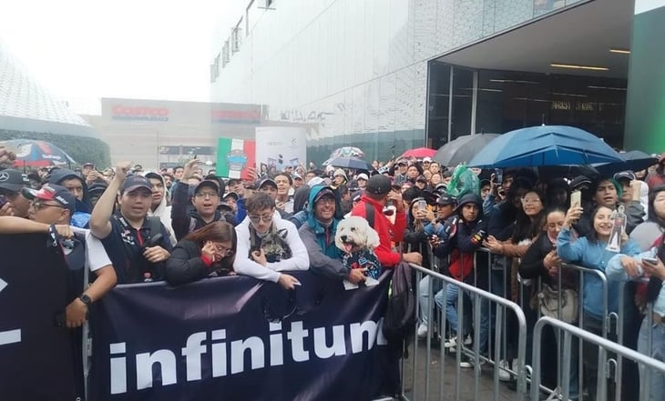 Aficionados de Checo Pérez abarrotan plaza en Polanco para ver al piloto previo al GP de México