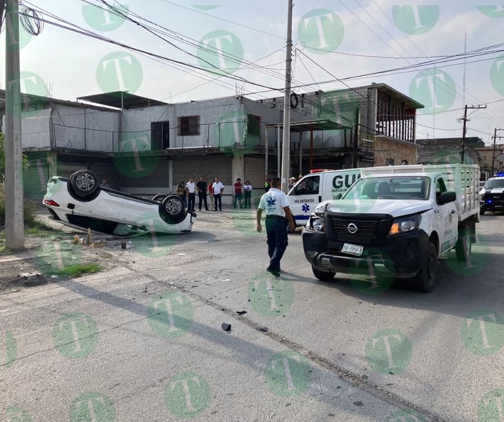 Camioneta nueva del municipio participa en choque volcadura en Monclova