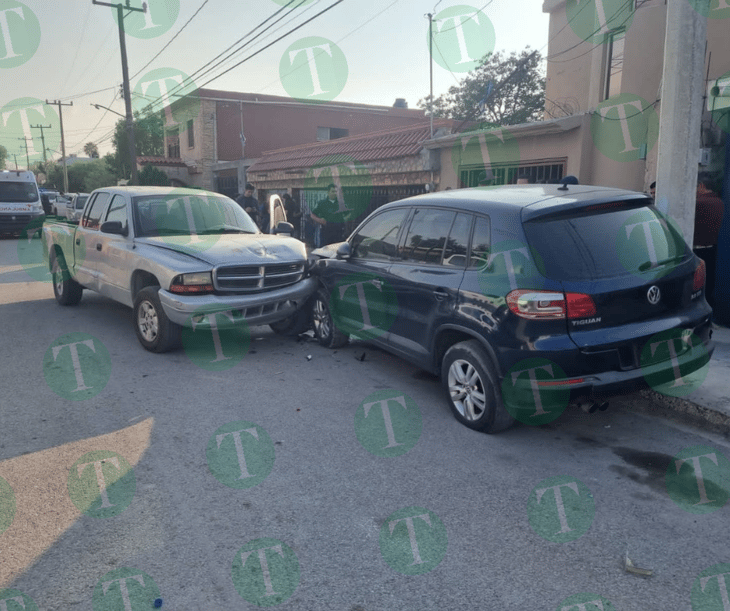 Conductor ebrio choca contra cuatro vehículos estacionados en Estancias de San Juan Bautista