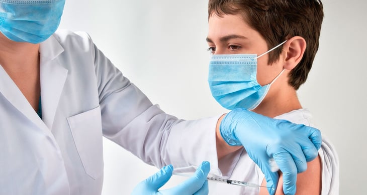 ¿Están los pacientes adultos al día en sus vacunas primarias?