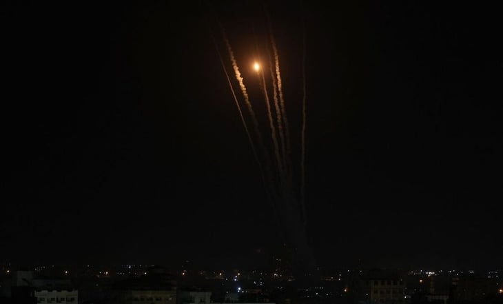 Cohete de largo alcance impacta edificio en Tel Aviv y deja 3 heridos