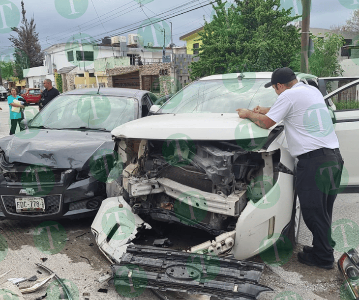Fuerte choque deja vehículos con frente destrozado en Monclova