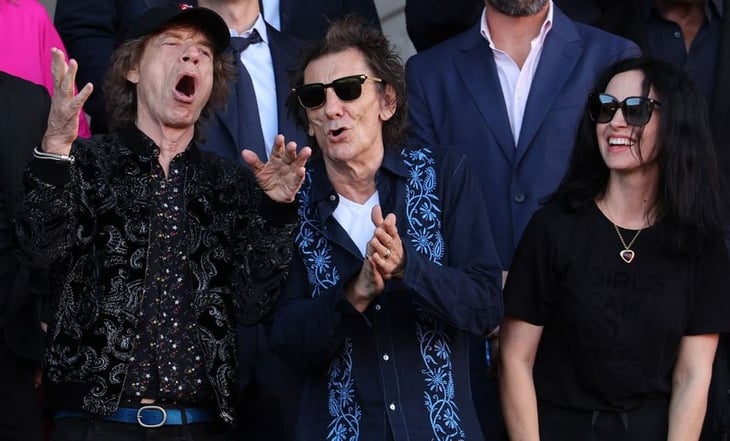 Mick Jagger, el logo y la música de los Rolling Stones, le ponen toque legendario a partido de futbol