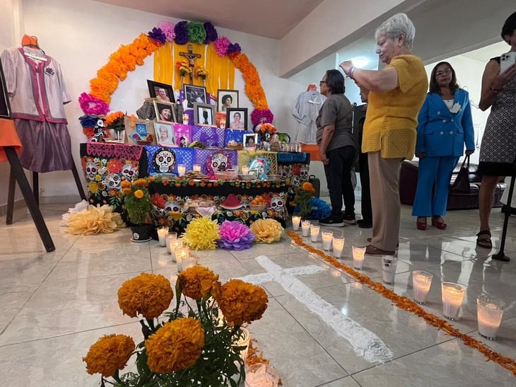Docentes ponen altar de muertos en memoria de compañeros difuntos