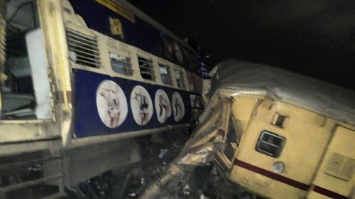 Choque de dos trenes de pasajeros deja 6 personas muertas en la India 