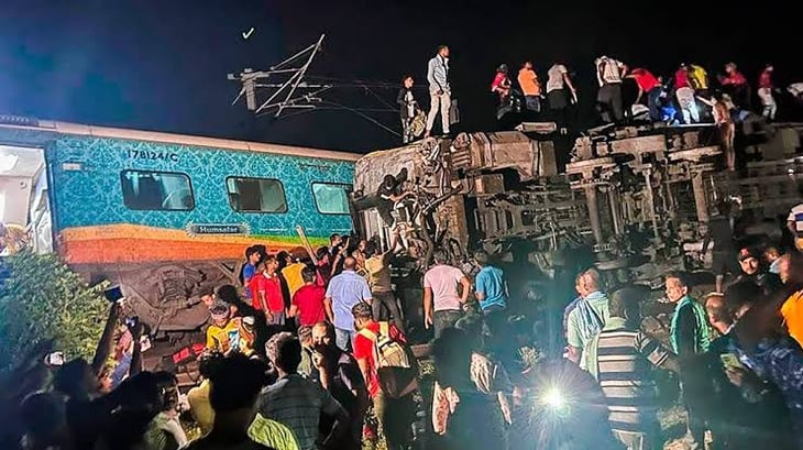Suben a 13 los muertos y 50 heridos en el choque de dos trenes en el sur de la India