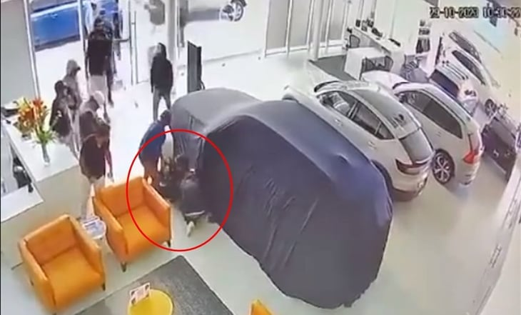 VIDEO: Banda roba 10 autos de agencia Volvo en León; tras persecución abandonan 9
