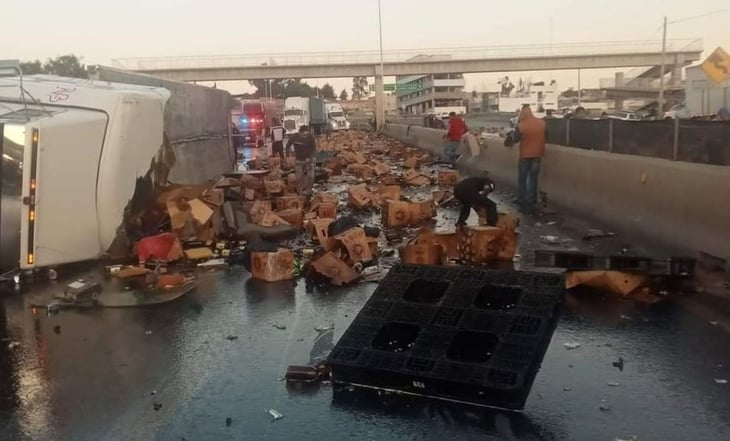 Rapiñan cervezas tras volcadura de camión en carretera de Zacatecas