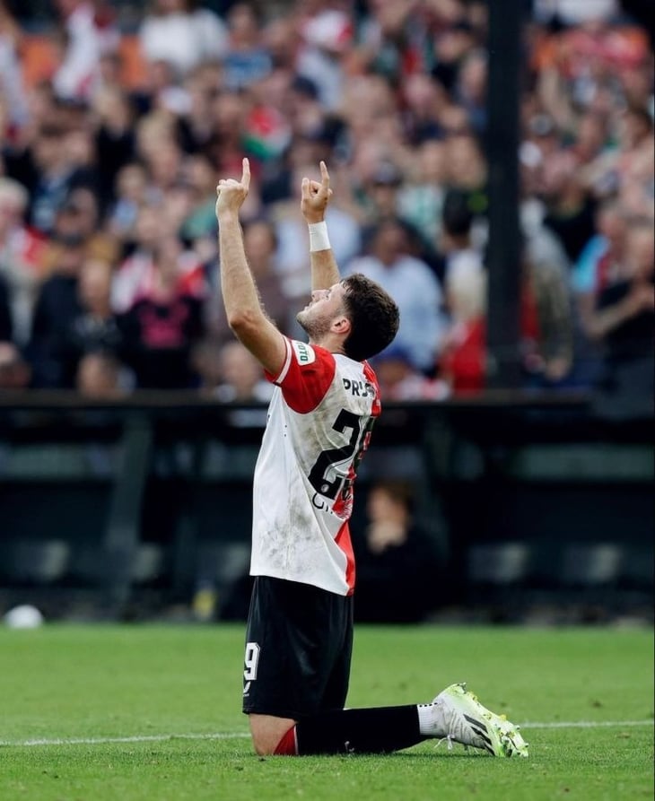 Santiago Giménez pierde su racha goleadora en la derrota del Feyenoord ante Twente