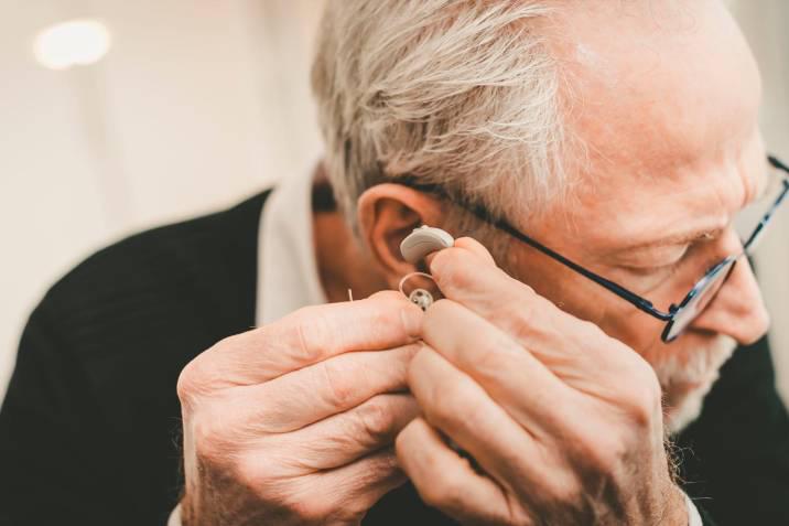 La pérdida de audición en personas mayores está vinculada a mayor riesgo de depresión