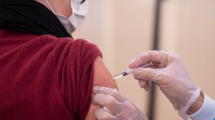 Solo 7% de los adultos en EU han recibido la vacuna actualizada contra el COVID