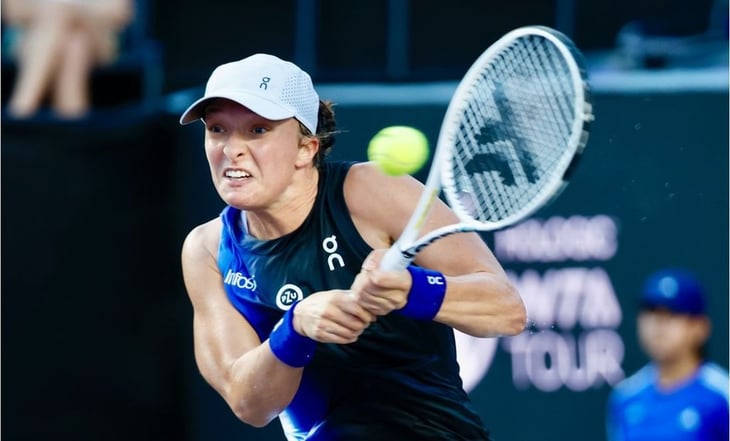 Iga Swiatek tiene espectacular debut en las WTA Finals, pero minimiza el estado de la cancha