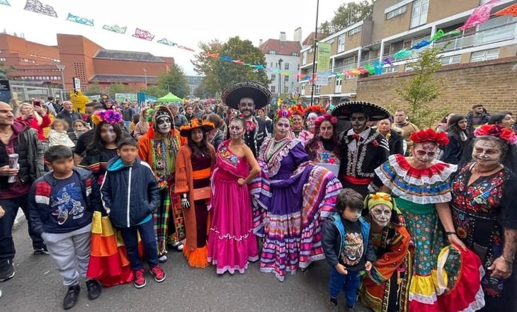 Viven el Día de Muertos con catrinas, papel picado y música mexicana en Londres