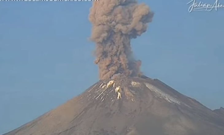 VIDEO: Amanece el Popocatépetl con explosión y fumarola este 31 de octubre