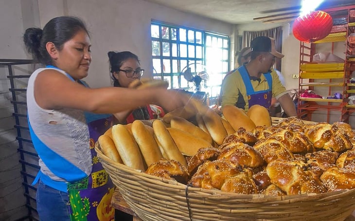 Familia Carvajal mantiene la tradición de elaborar pan de muero