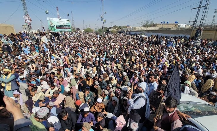 Miles de afganos colapsan la frontera con Afganistán el último día para abandonar Pakistán