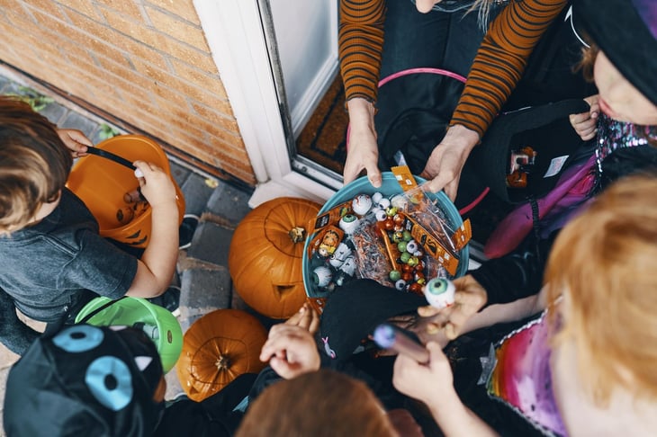 Truco o trato: Qué significa y cómo nació la tradición de Halloween más famosa de EE.UU