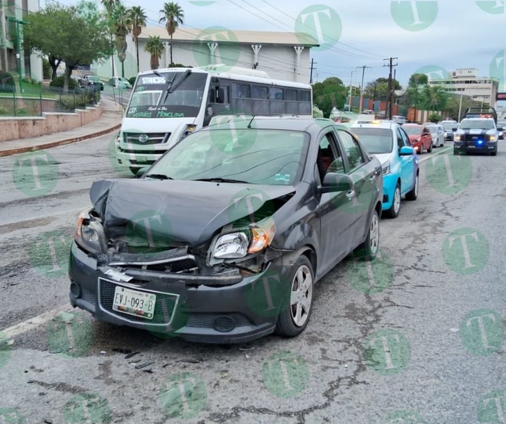 Conductora resulta lesionada tras estrellar su auto contra camioneta 