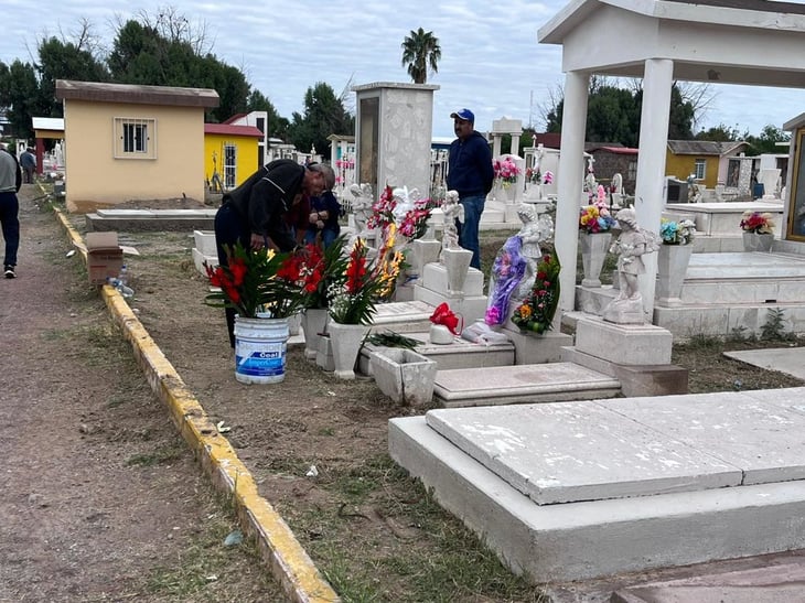 Familias visitan a los 'Angelitos' en el Panteón Guadalupe de Monclova