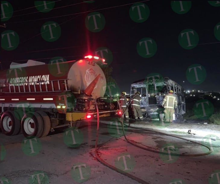 Incendio misterioso consume camión de pasajeros en Monclova