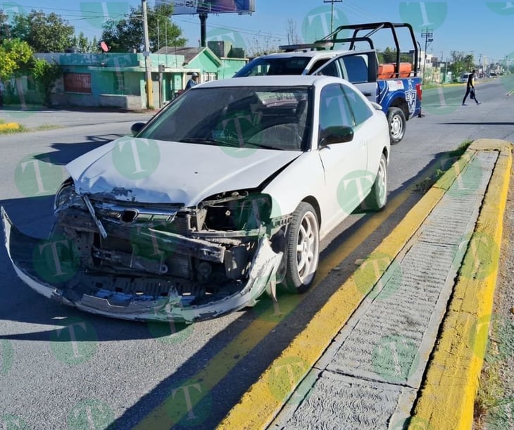 Conductor apresurado ignora señalamiento de alto choca camioneta y deja una mujer lesionada