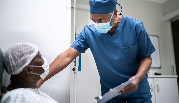 Pacientes afroamericanos tienen mas probabilidad de morir después de una cirugía que los blancos