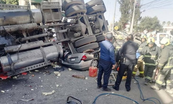 Tráiler cae de puente vehicular y aplasta 3 autos en carretera Cuautitlán-Tlalnepantla; hay 4 lesionados